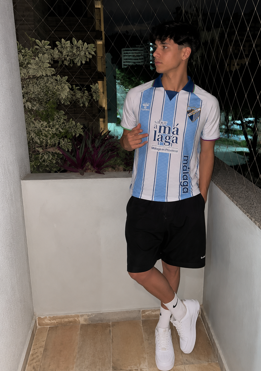 Foto de Víctor Hernández con su camiseta
